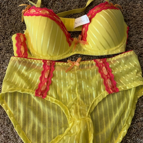 Bra and panty set - Picture 1 of 1